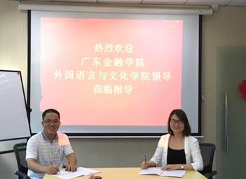 说明: D:\0365英国上市集团\实践教学及实习基地建设\2019广金365英国上市集团举行实习基地签约授牌仪式\黄经理签约.jpg